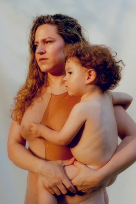 Adriana Triviño Terapeuta con su hijo en brazos