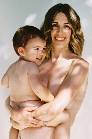 Mujer con hijo en brazos